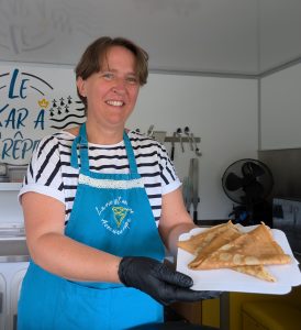le kar a crepes foodtruck galettes salees crepes sucrees Karine avec des crêpes.